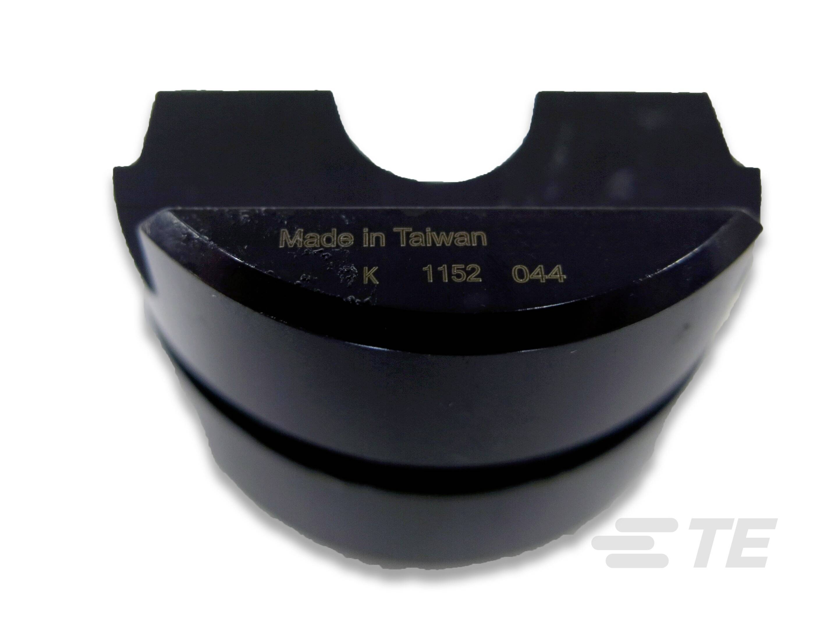Een zwart, halfcirkelvormig gereedschapsdeel met de opdruk 'Made in Taiwan' en modelnummers. Achtergrond onscherp.
