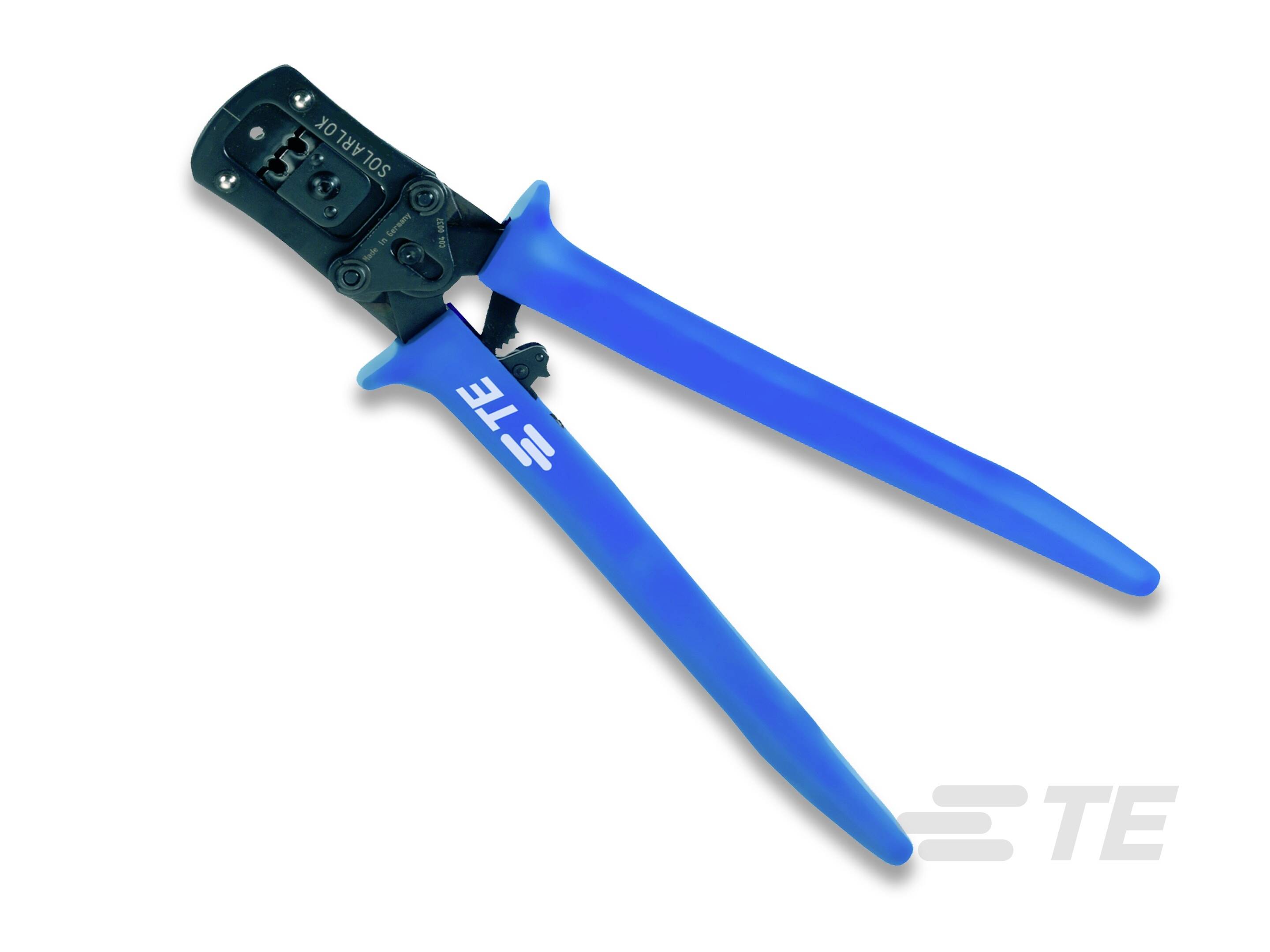 Krimptang met blauwe handgrepen, merkenlogo 'TE' zichtbaar. Gereedschap voor het verbinden van kabels en stekkers.
