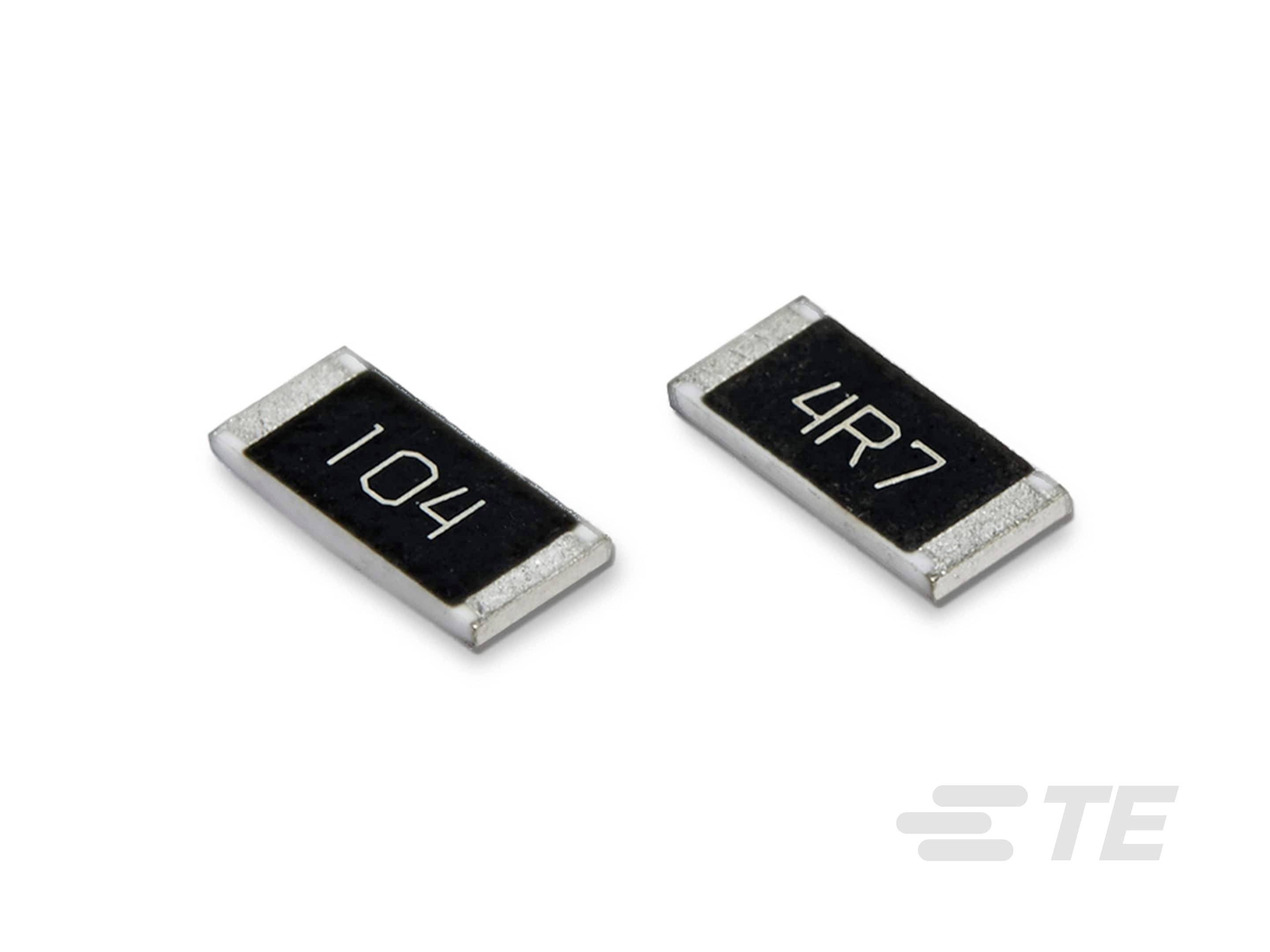 Twee SMD-weerstanden naast elkaar. Links staat '104', rechts '4R7'. Beide zijn rechthoekig en zwart met zilveren randen.