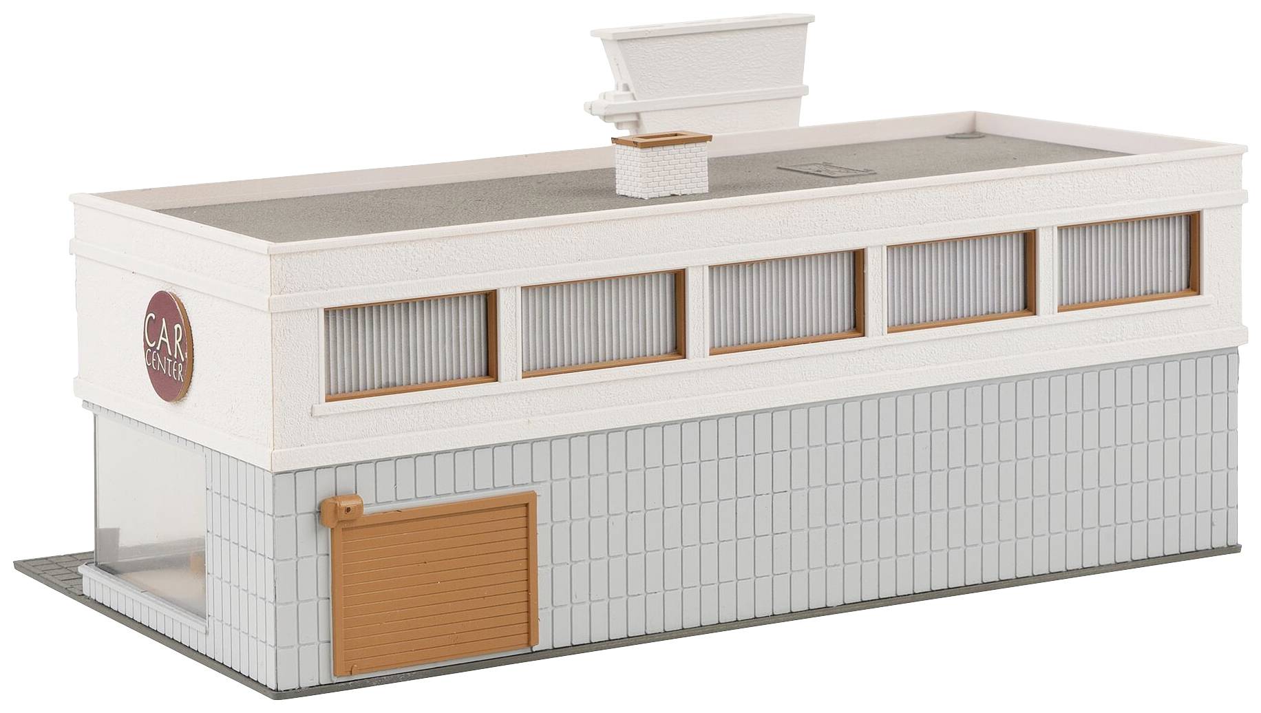 Een model van een rechthoekig gebouw met een plat dak, grote ramen en een kleine schoorsteen. Aan een zijde bevindt zich een rode garagedeur.