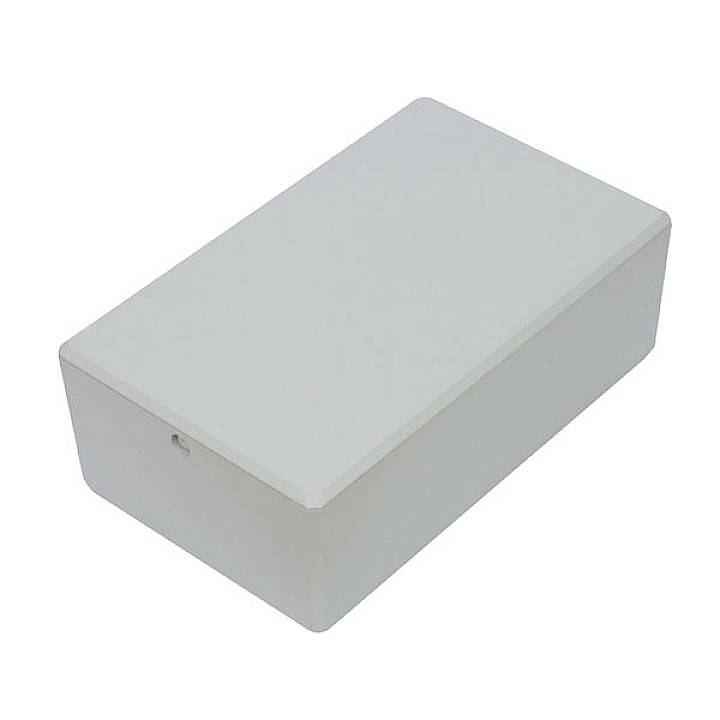 Een rechthoekige witte doos met afgeronde hoeken, staand op een effen oppervlak.