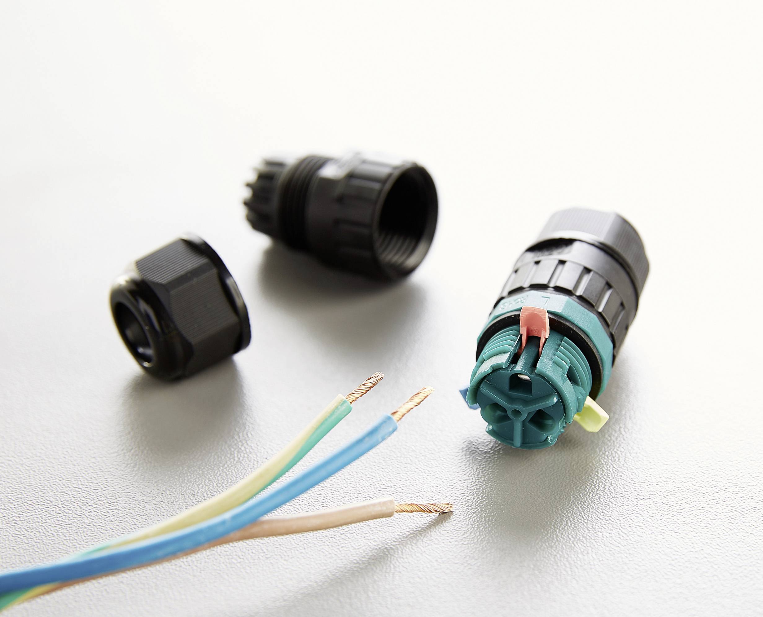 Drie elektrische kabeluiteinden met blootliggende draden naast zwarte stekkers, die op een lichte ondergrond liggen.