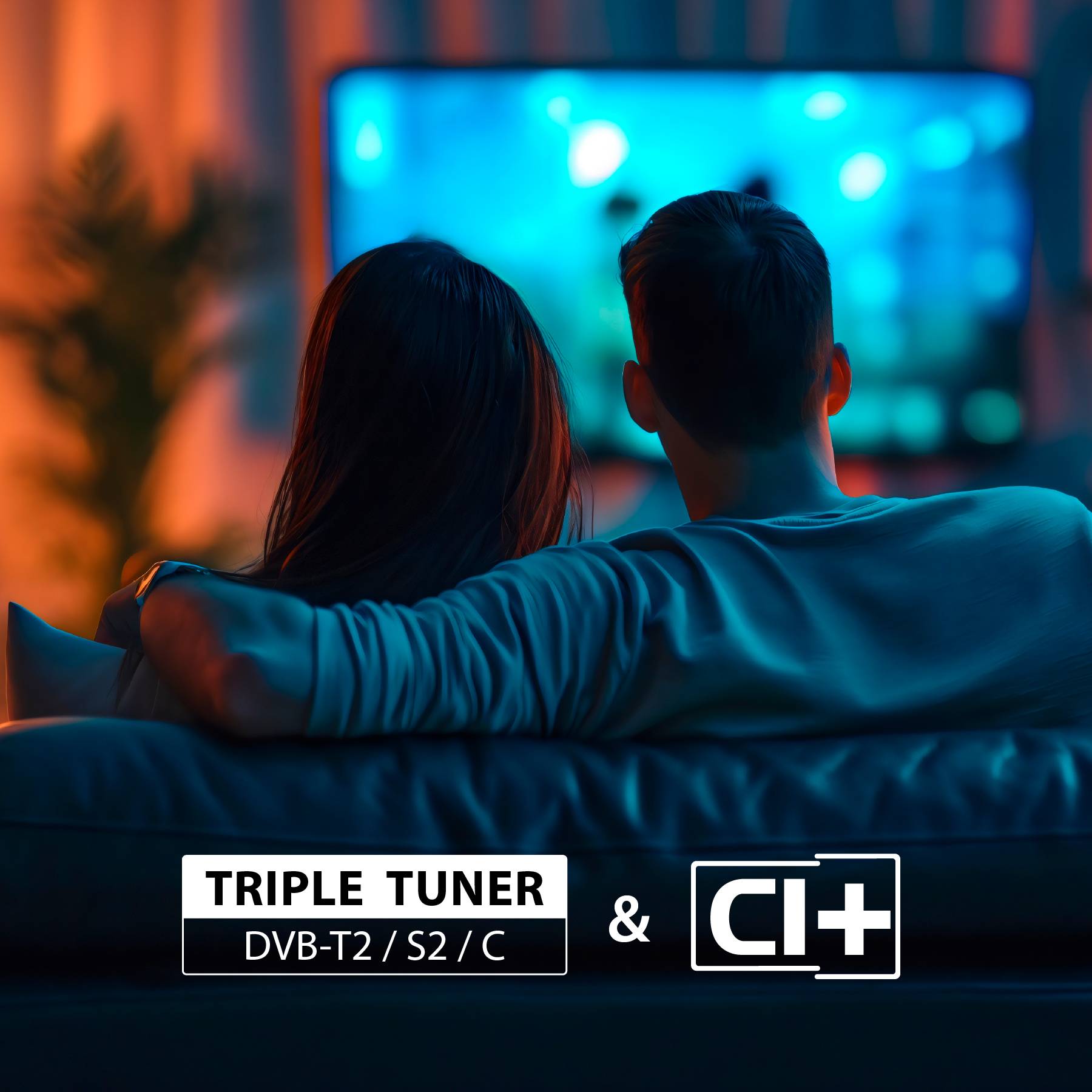 Een stel zit op een bank en kijkt naar een onscherpe televisie, met onderaan de tekst 'Triple Tuner DVB-T2/S2/C & CI+' weergegeven.