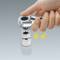 Een hand houdt een gereedschap vast met een momentweergave en vergrendelt of ontgrendelt een mechanisme met een slot-symbool.