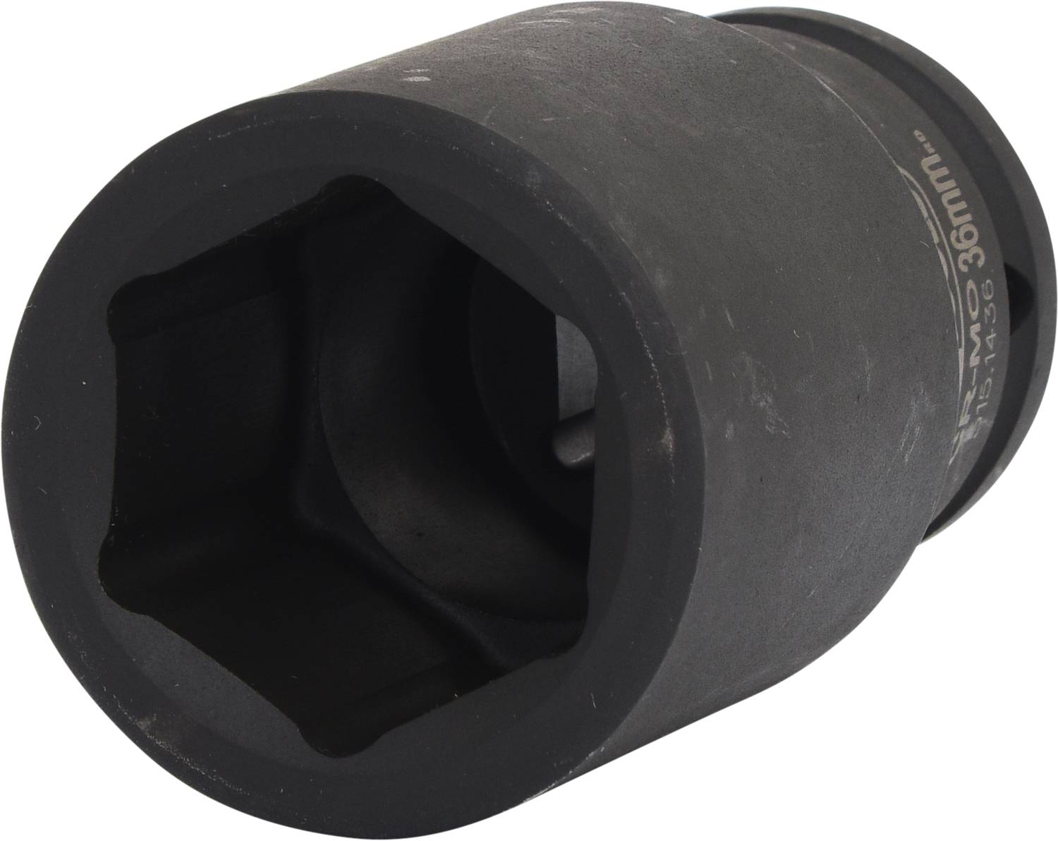 Een zwarte metalen steeksleutelopzetstuk met vierkante opening, geschikt voor grote moeren of bouten met een maat van 36 mm.