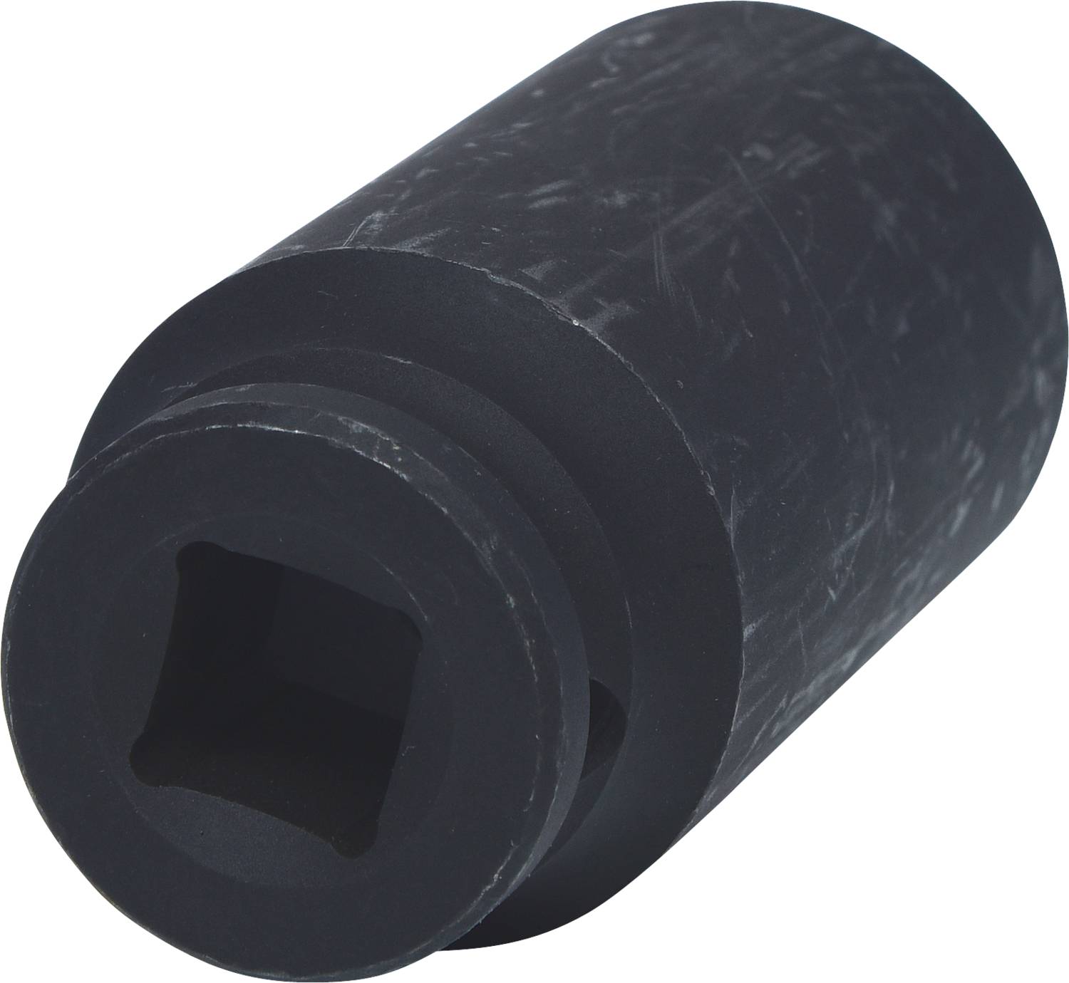 Een zwarte adapter met een rond lichaam en een vierkante opening, geschikt voor mechanische gereedschappen of machinale toepassingen.