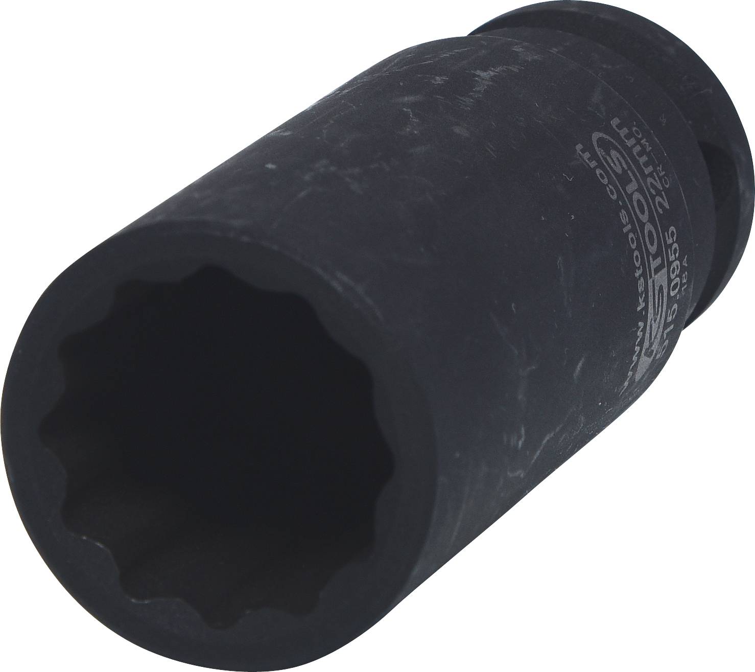 Een zwarte, cilindrische dopsleutel, vaak gebruikt bij autoreparaties. Hij heeft een veelzijdige, diep ingesneden opening.