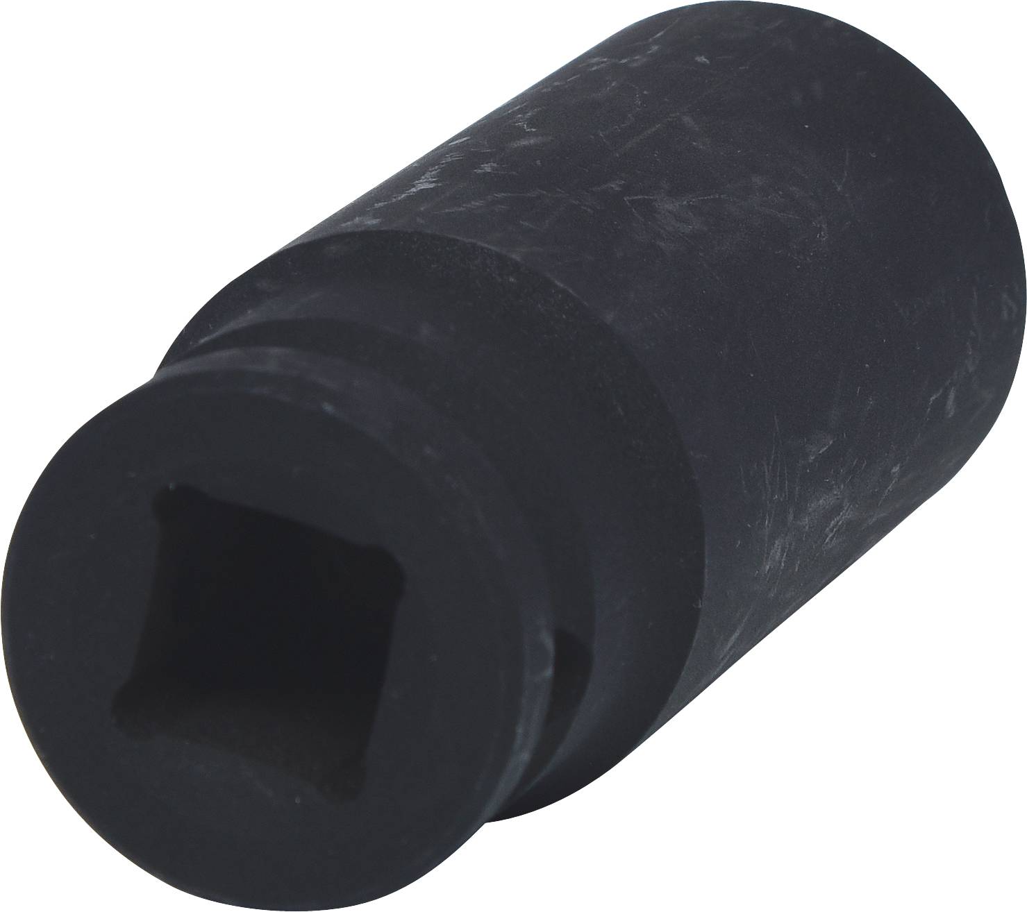 Een zwarte dopmoer met vierkante opening, licht schuin weergegeven. Gebruikt voor schroefwerkzaamheden in mechanische toepassingen.