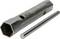 Een metalen bougiesleutel met een zeskante kop, naast een metalen sleutelstang.