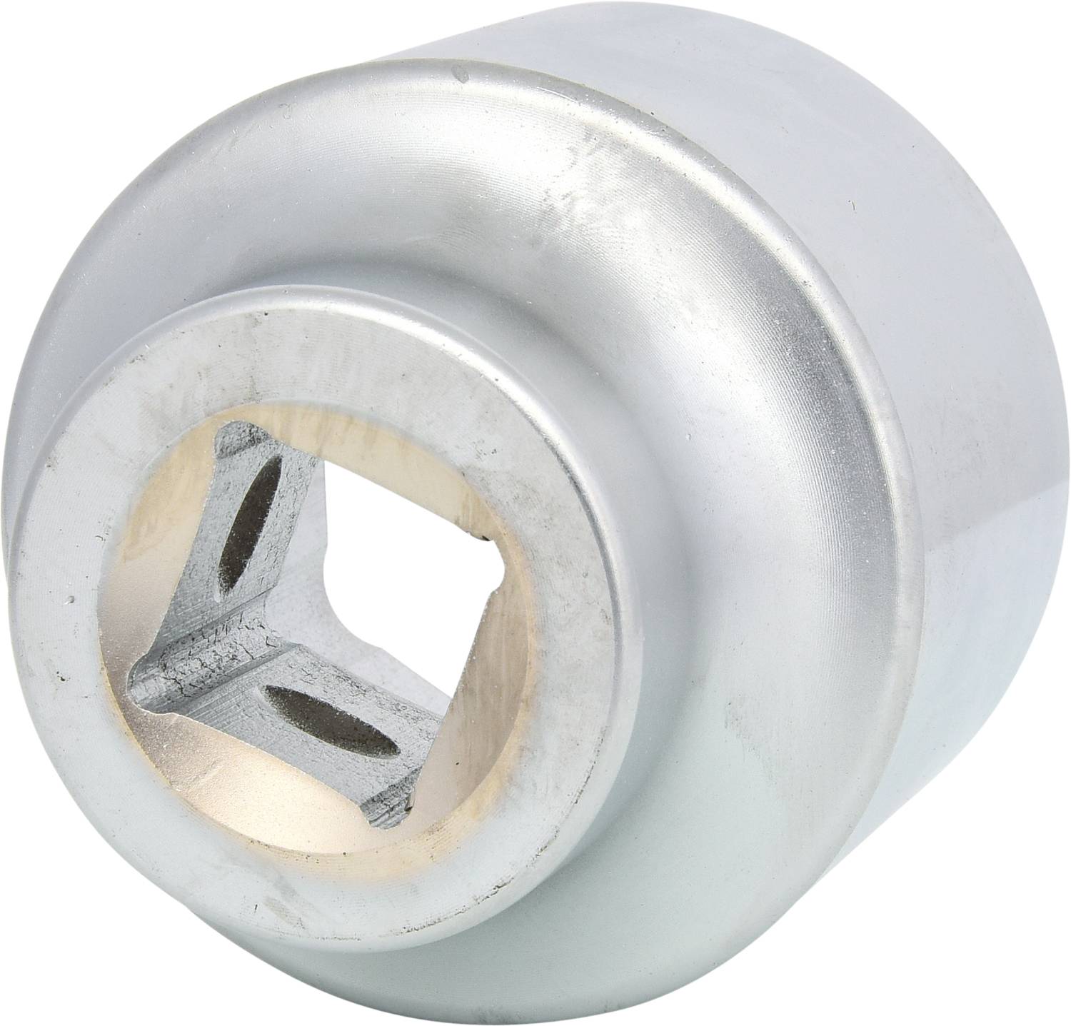 Een zilveren oliefilter sleuteladapter, rond met vierkante opening, voor het losmaken van moeilijk bereikbare filterhuizen.