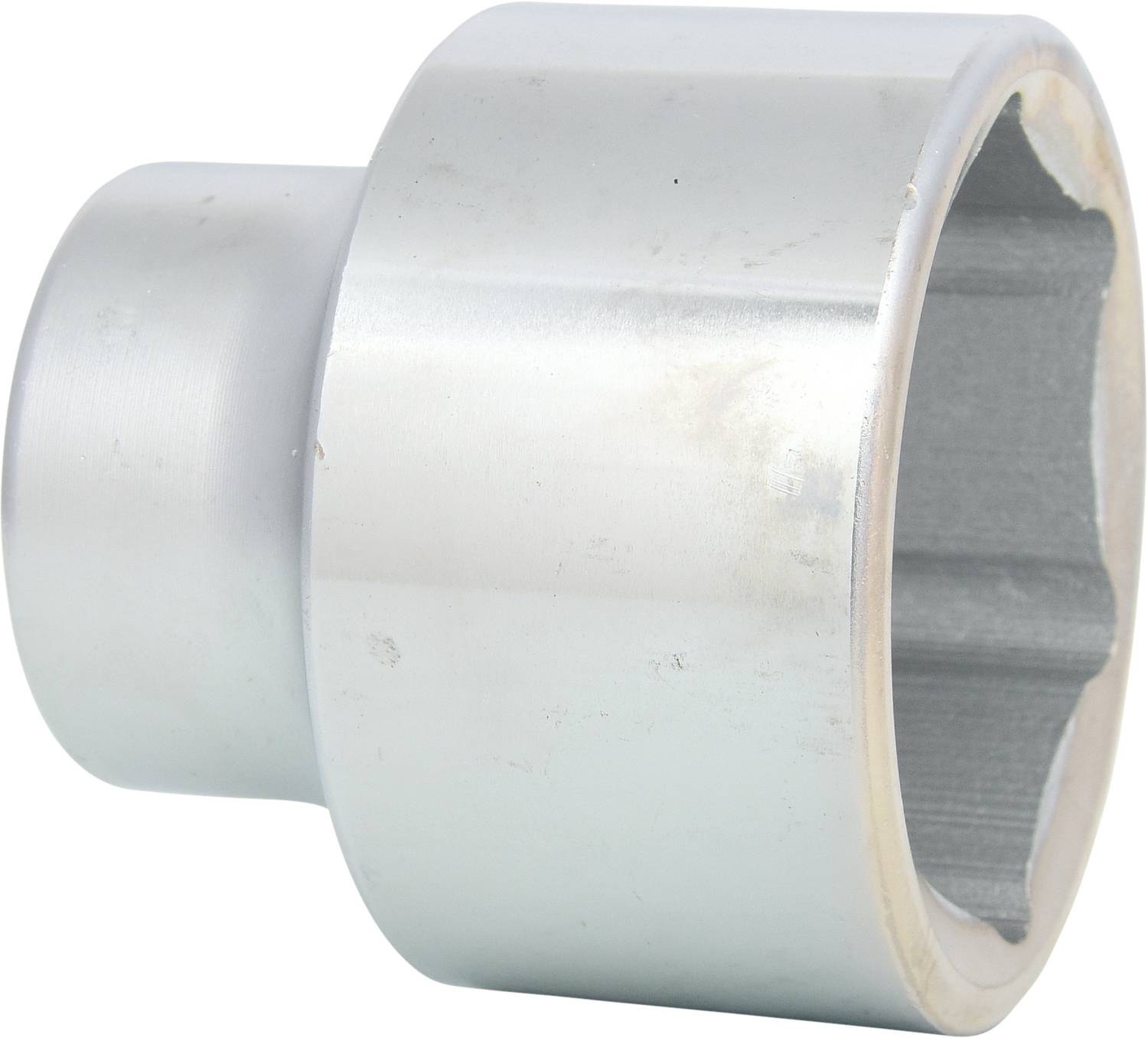 Metalen adapter met cilindrische vorm, gebruikt voor het verbinden van buizen in technische of ambachtelijke toepassingen.