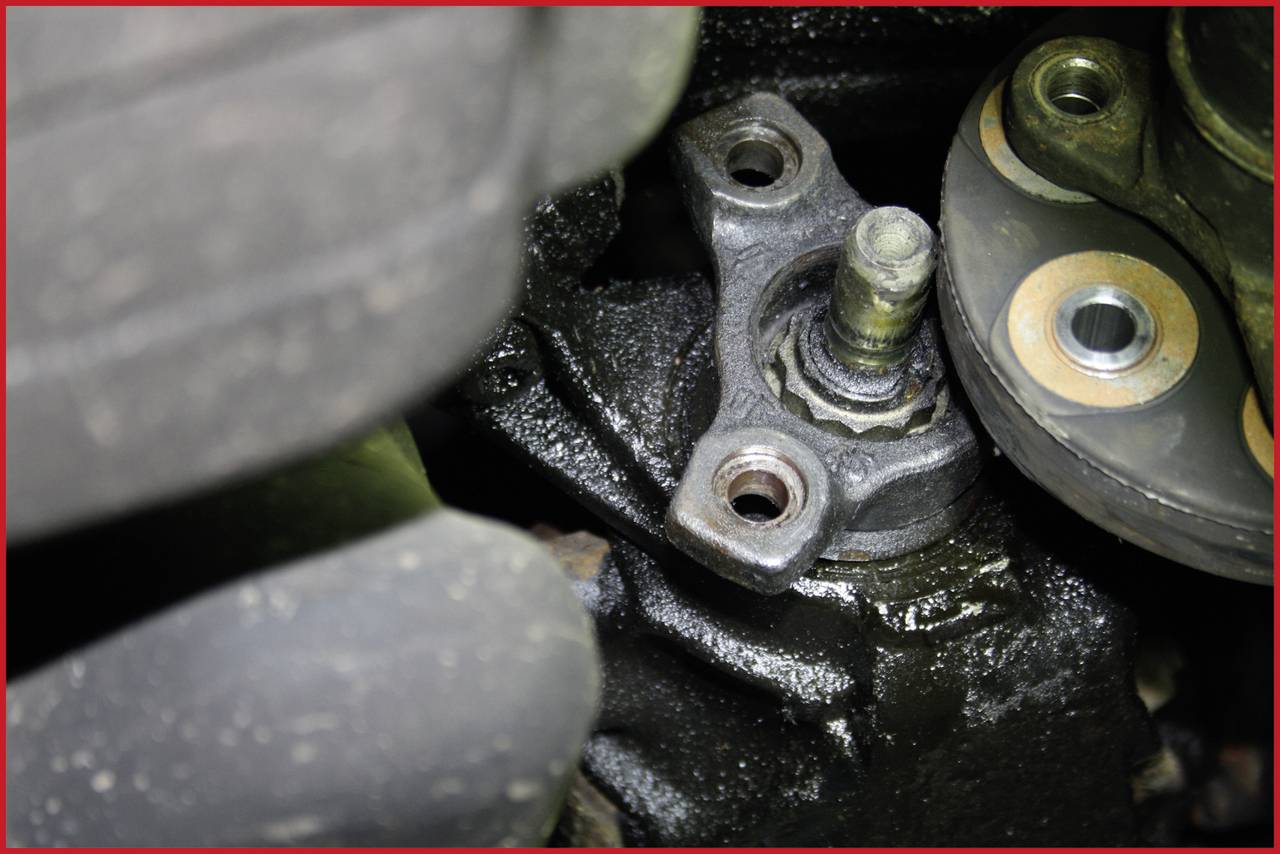 Close-up van een auto-onderdeel, waarschijnlijk een fusee of ophangingselement, met gebruikssporen.