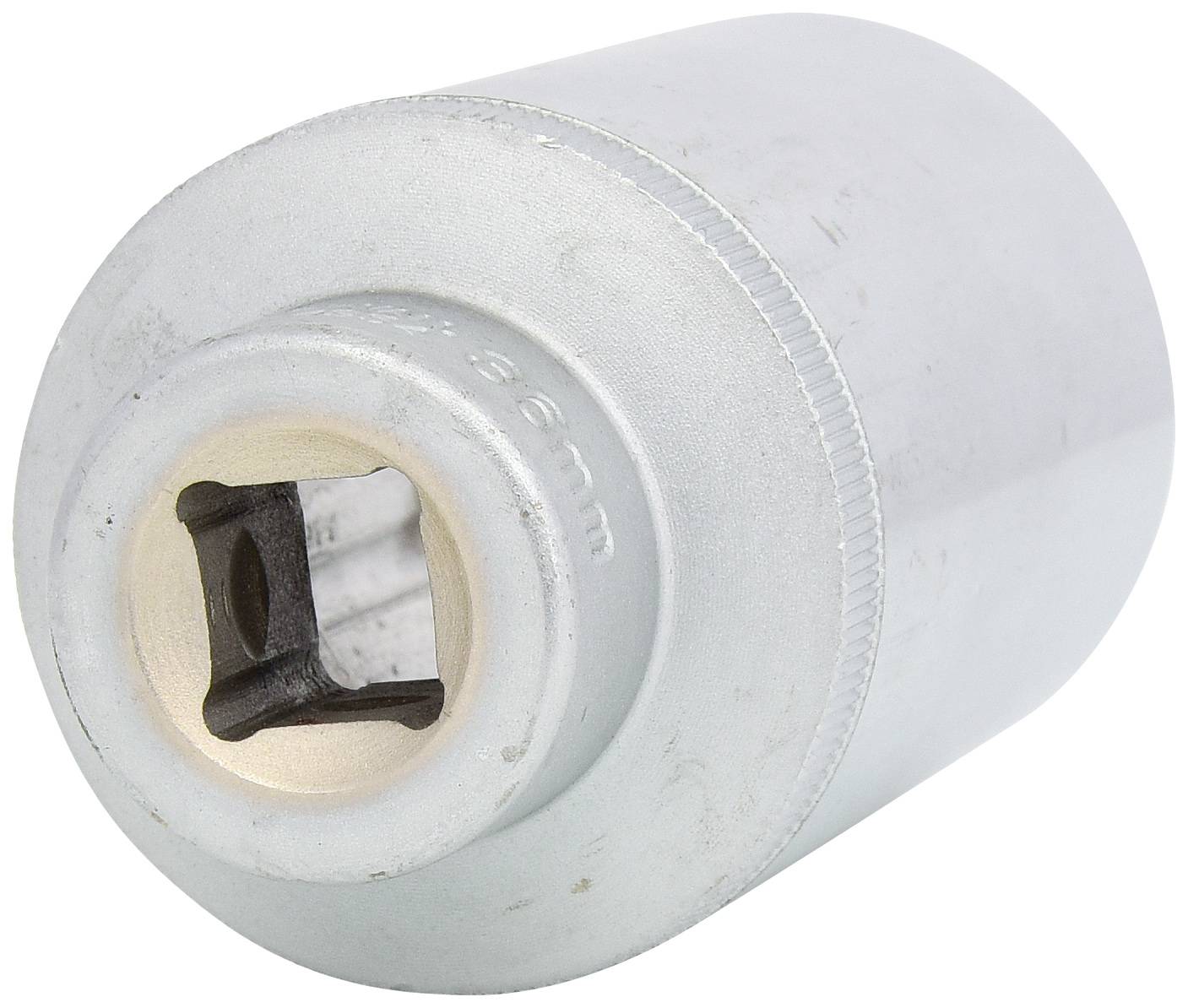 Een zilveren dopsleutel die wordt gebruikt in een dopsleutelset, met een vierkante aansluiting in het midden.