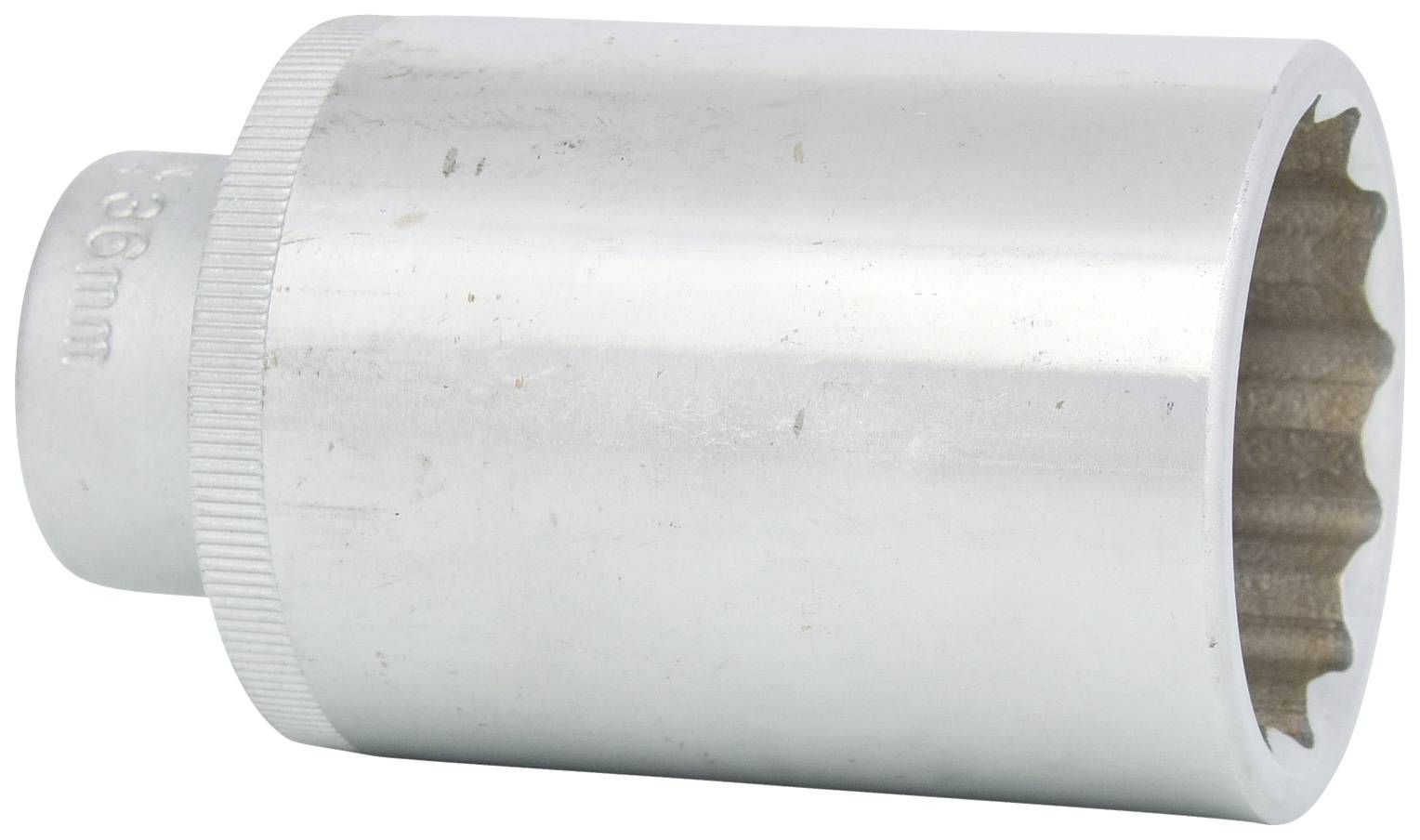 Een verchroomde steeksleutel, voornamelijk cilindrisch, met een gegolfd oppervlak en een grootte van 36 mm, ligt op een wit oppervlak.