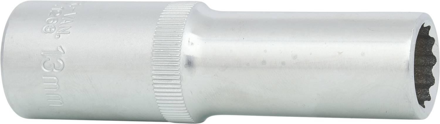 Een zilveren steekmoer met de gravure '13 mm', gebruikt voor het aandraaien en losmaken van schroeven of moeren.
