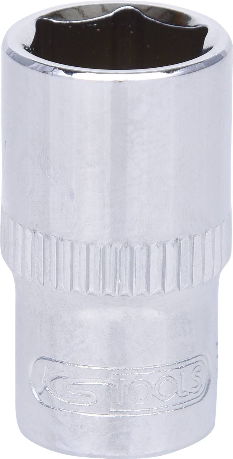 Een zilveren metalen dopsleutelopzetstuk dat rechtop staat. Geschikt voor gebruik met ratelsleutels en gereedschappen.