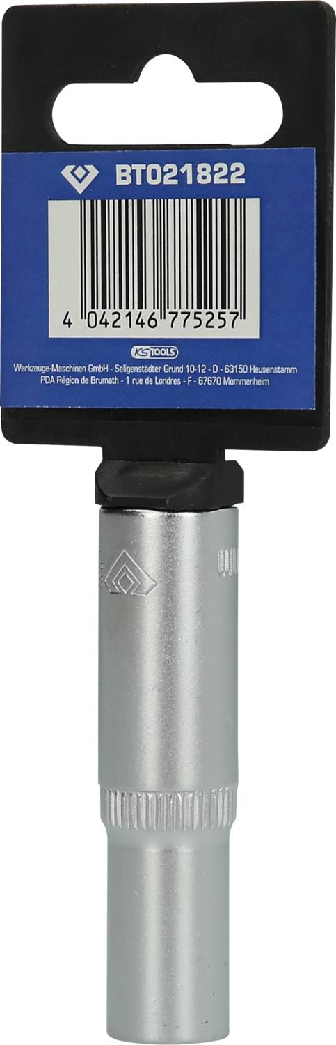 Verpakking van een bougiesleutel-verlenging met productcode 'BT021822' en streepjescode op een blauw etiket. Zilverkleurige metalen behuizing.