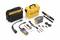 Elektronische meetgereedschapsset met tester, kabels en draagtas, gerangschikt op een witte achtergrond.