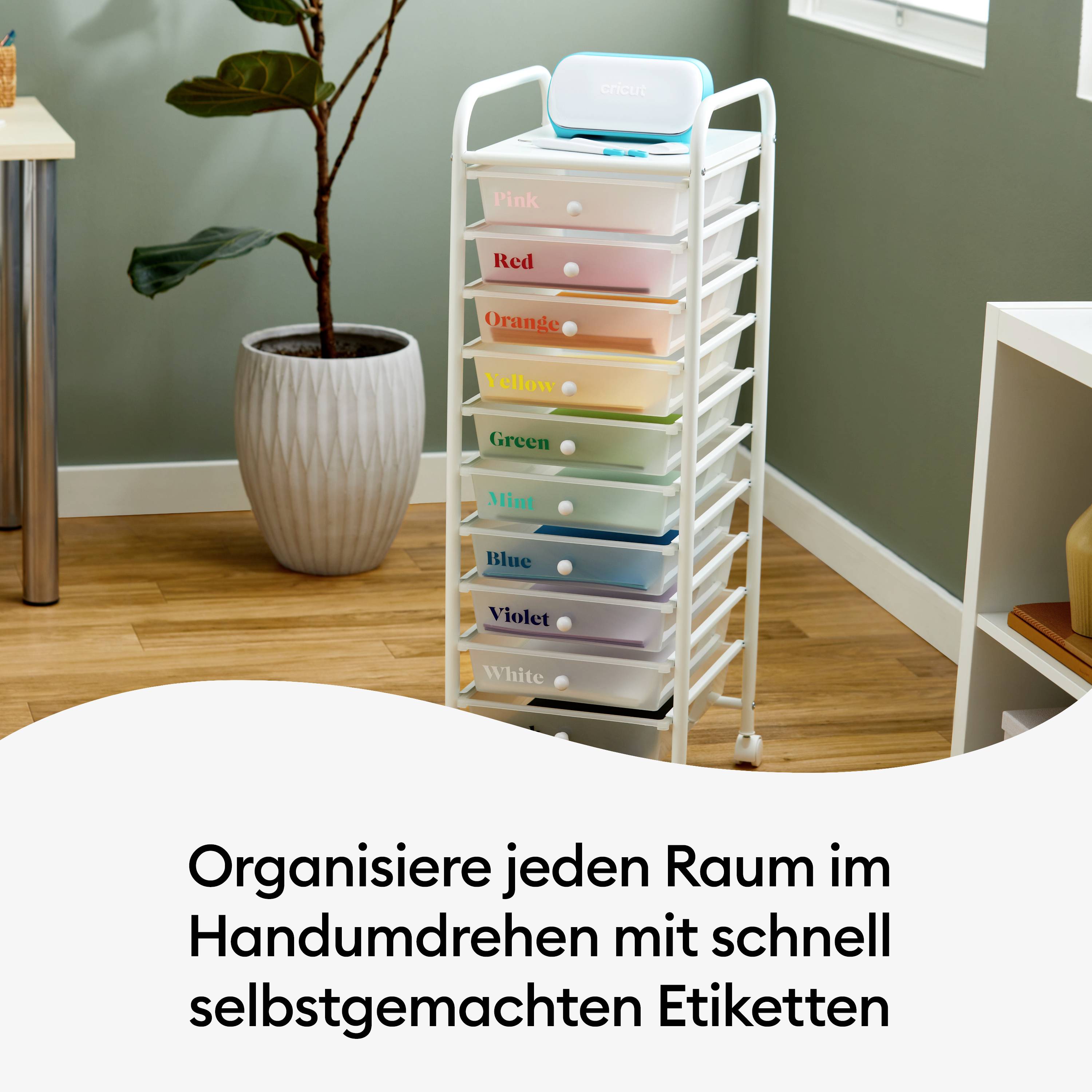Rollade met tien laden in verschillende kleuren, gemarkeerd met kleurennamen. Kamerplant en meubeluitsnedes op de achtergrond. Tekst: 'Organiseer elk vertrek in een handomdraai met snel zelfgemaakte labels'.