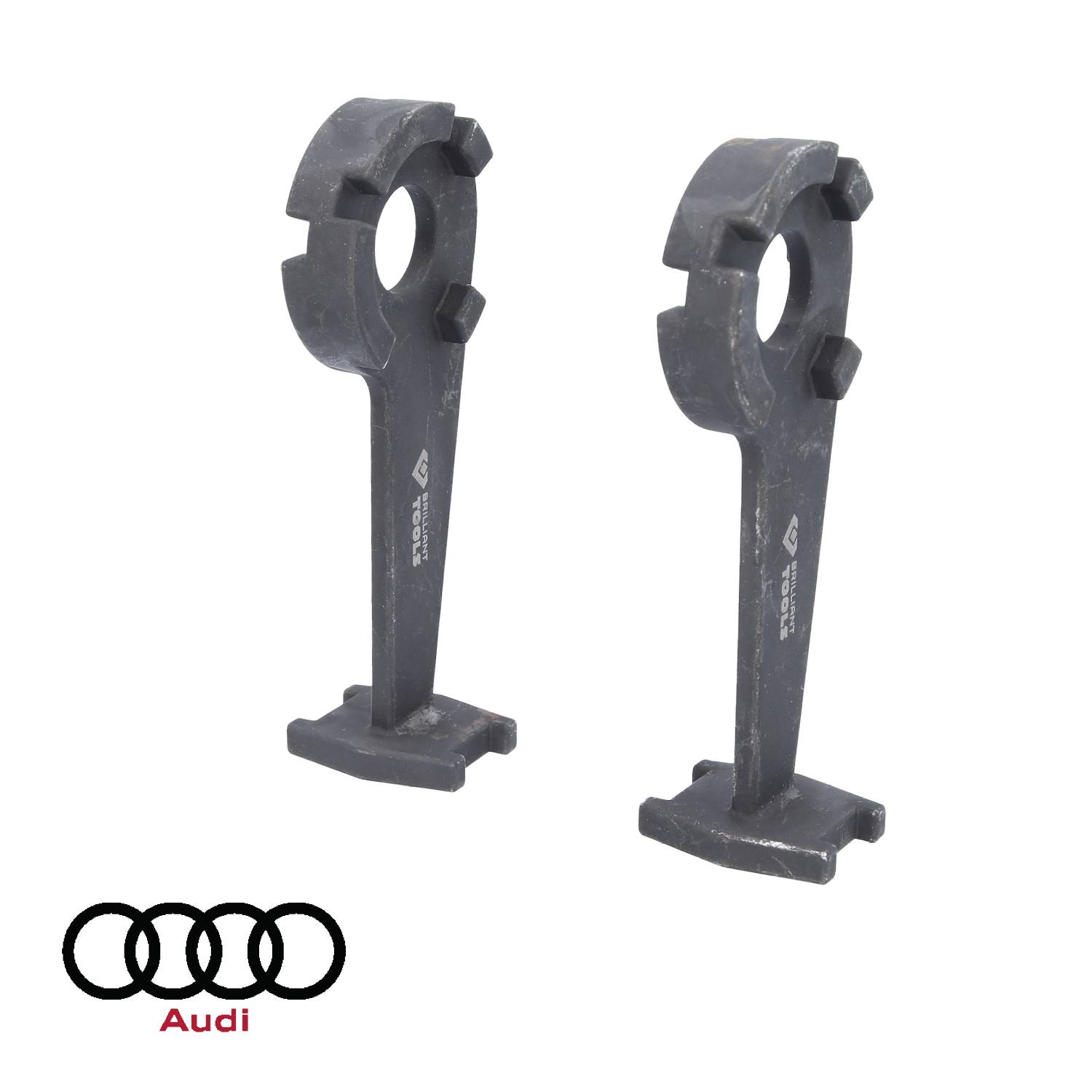 Twee zwarte metalen gereedschappen met cirkelvormige openingen bovenaan, tegen een witte achtergrond. Linksonder het Audi-logo.