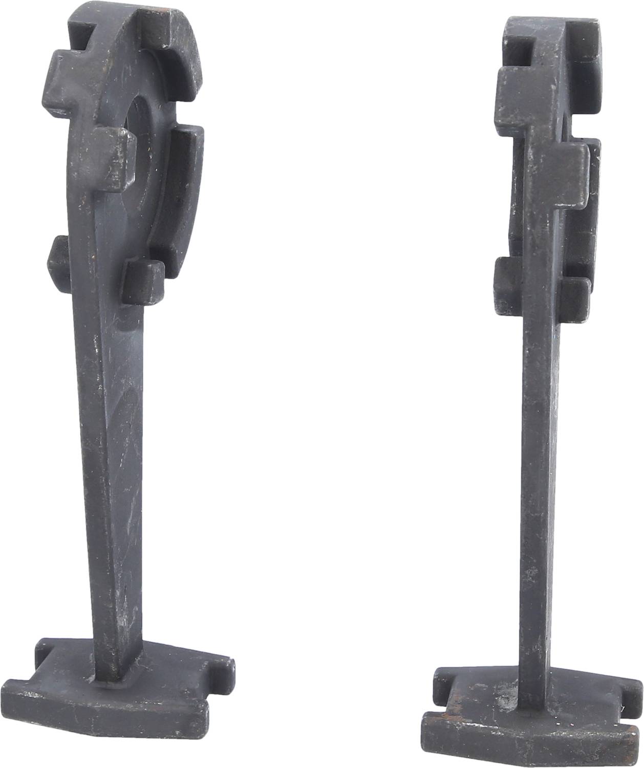 Twee metalen steunen met getande randen, rechtop staand. Ze zijn donkergrijs en hebben een robuuste, industriële uitstraling.