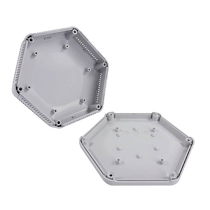 Twee zeshoekige, grijze kunststof behuizingen met gaten en groeven, mogelijk bedoeld voor elektronische componenten. Getoond in geopende toestand.