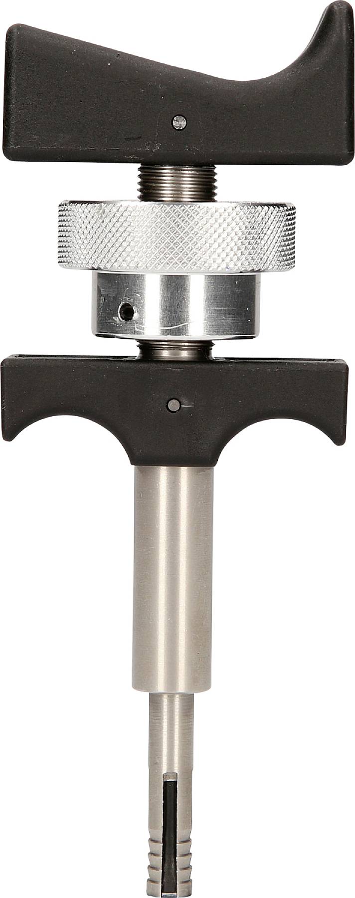 Metalen gereedschap met een rond, geribbeld handvat en een afgeronde kop. Wordt gebruikt om voorwerpen vast te pakken of vast te draaien.