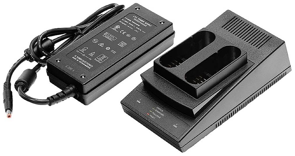 Een oplader met voedingsadapter en kabel, geschikt voor batterijen. Het apparaat heeft twee laadsleuven met indicatielampjes.