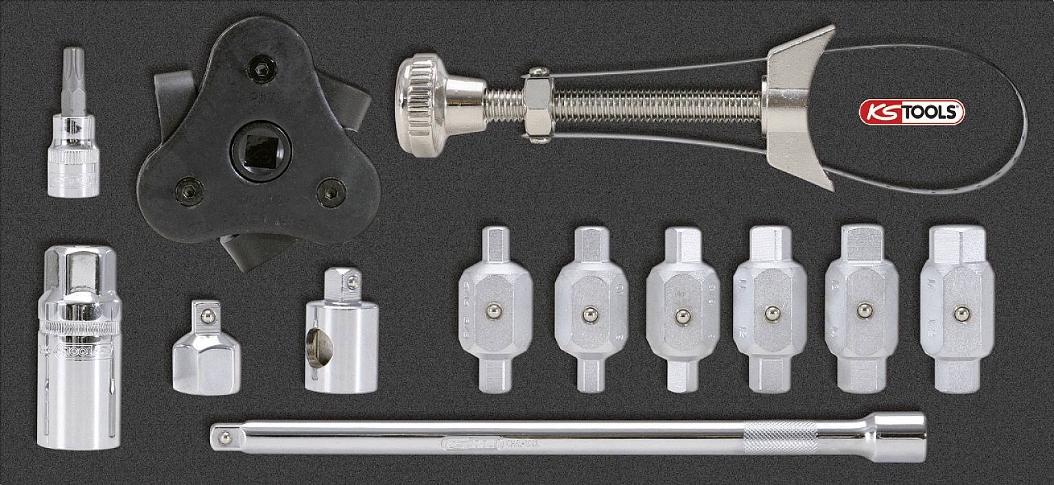 Een set automotive gereedschappen, waaronder momentsleutel, adapters en oliefiltertang, gerangschikt op een zwarte achtergrond.