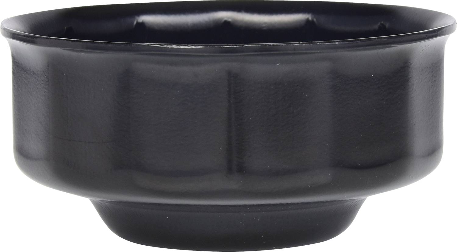 Zwarte, ronde plastic schaal met gegolfde rand, geschikt voor het serveren van soepen of salades.