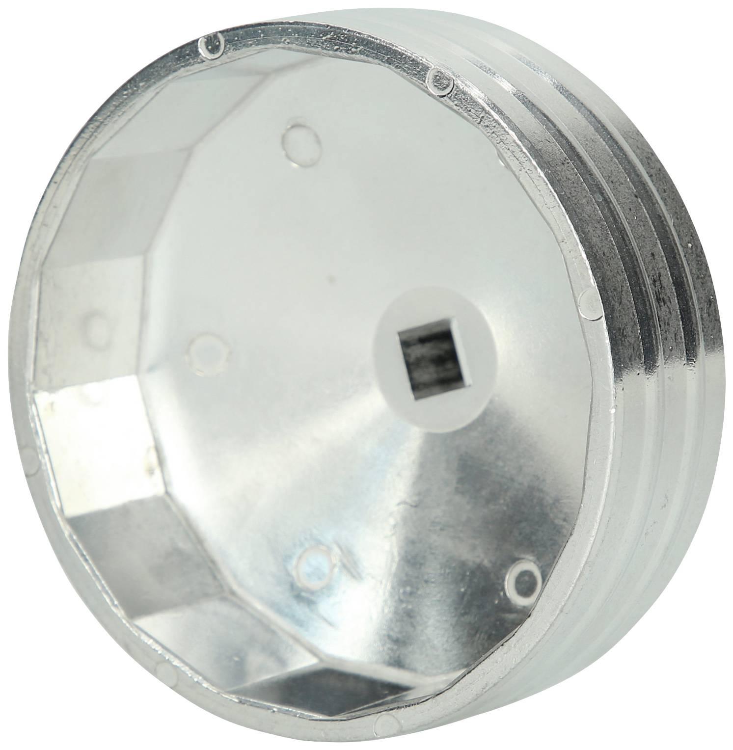 Zilveren ronde metalen verbindingsmof met meerdere lagen en een centraal vierkant gat, gefotografeerd tegen een witte achtergrond.