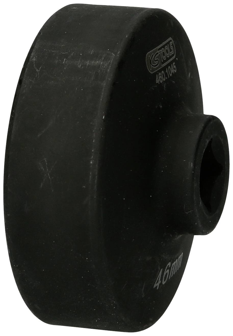 Een zwarte metalen stiftmoer in cilindrische vorm, met aan de zijkant de aanduiding '46 mm' en het fabrikantenlogo bovenaan.