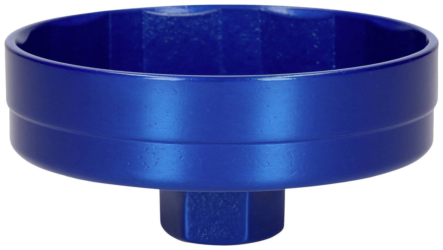 Blauwe metalen oliefiltersleutel, rond met geribde rand, voor het verwijderen van oliefilters tijdens voertuigonderhoud.