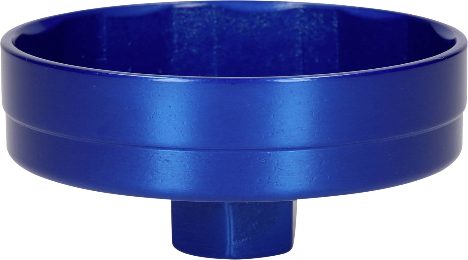 Een blauwe, ronde metalen container met een verhoogde rand. Onderaan bevindt zich een korte cilindrische voet.