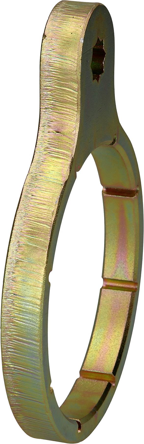 Een ronde, metalen ring met een korte, platte handgreep. Het oppervlak is metallisch glanzend met een onregelmatige rand.
