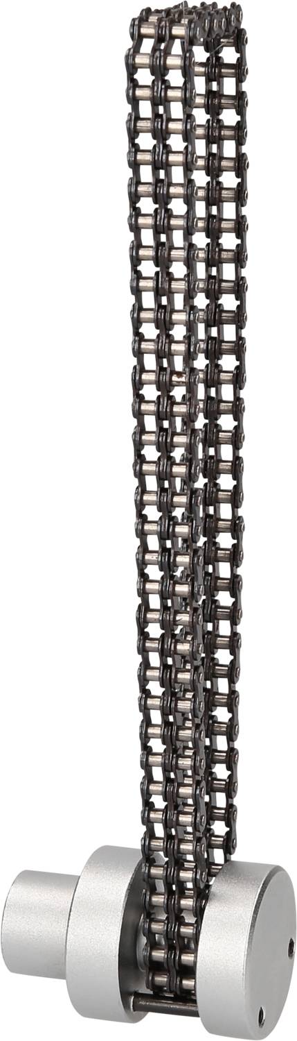 Een verticale metalen ketting rust op een cilindrische basis.