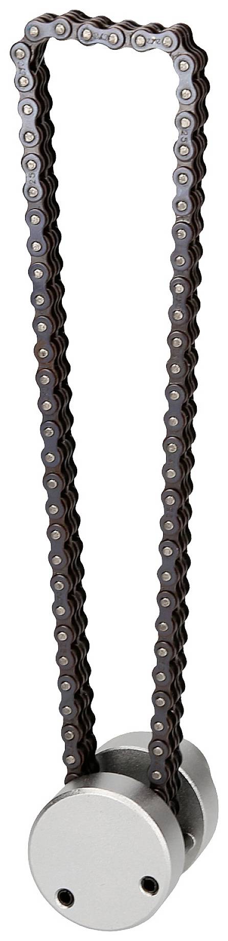 Een metalen ketting die gespannen is rond twee cilindrische tandwielen en een lus vormt. Ze is onderdeel van een mechanisch aandrijvingssysteem.