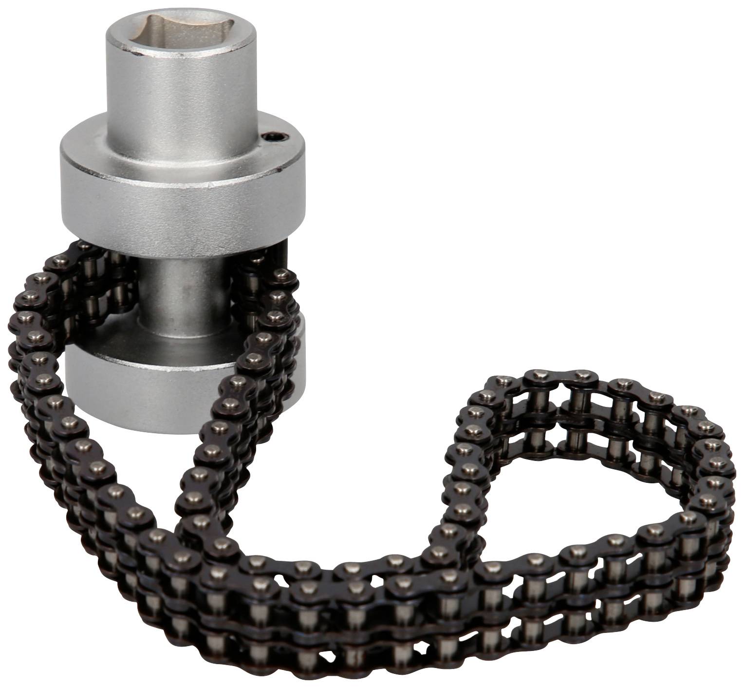 Metalen sleutel met ketting, gewikkeld om een zilveren cilindrische adapter. Gereedschap voor buizenbewerkingen.