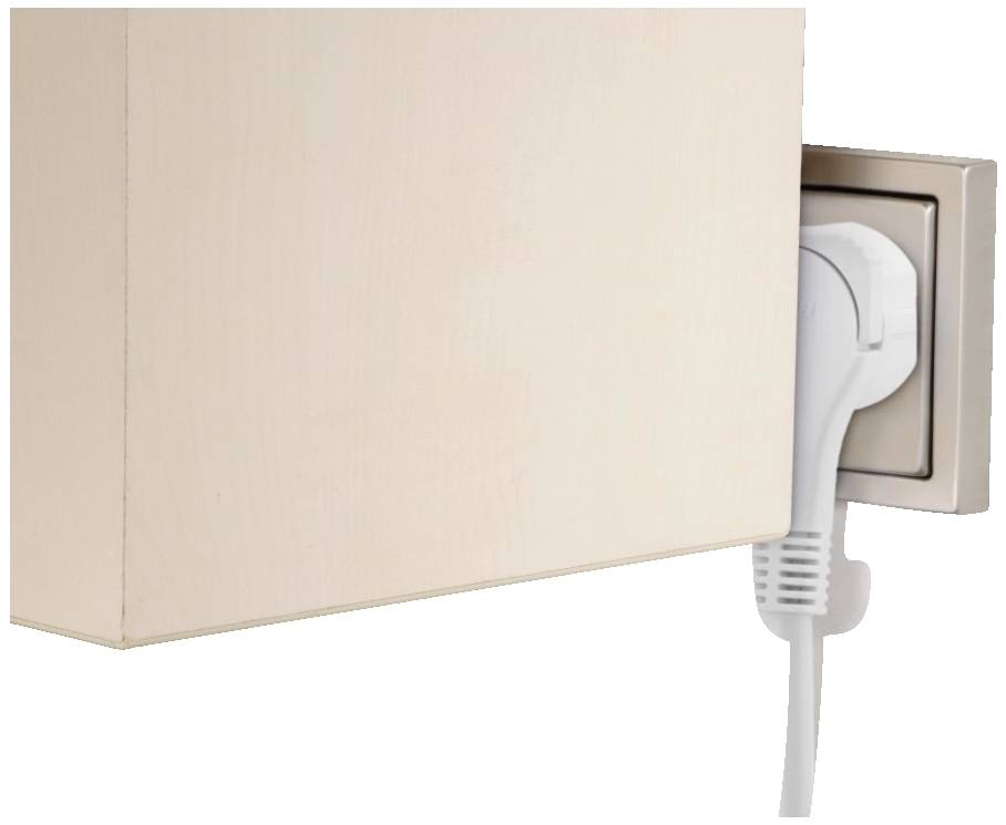 Een wit kabel is aangesloten op een stopcontact in een muur, gedeeltelijk verborgen door een meubelstuk of paneel.