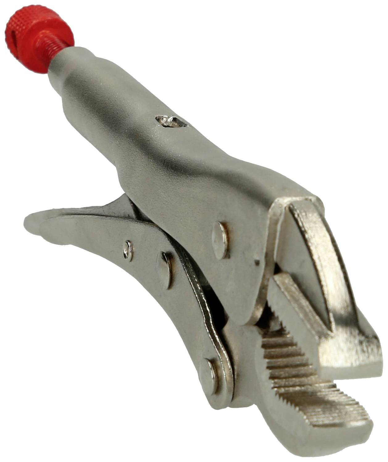 Metalen grijptang met getande bekken en rode handgreep. Deze wordt gebruikt voor het stevig vasthouden van objecten bij ambachtelijke werkzaamheden.