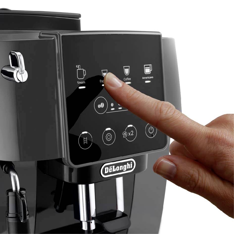 Een hand wijst naar het bedieningspaneel van een koffiemachine met stoom-, espresso- en koffieopties.
