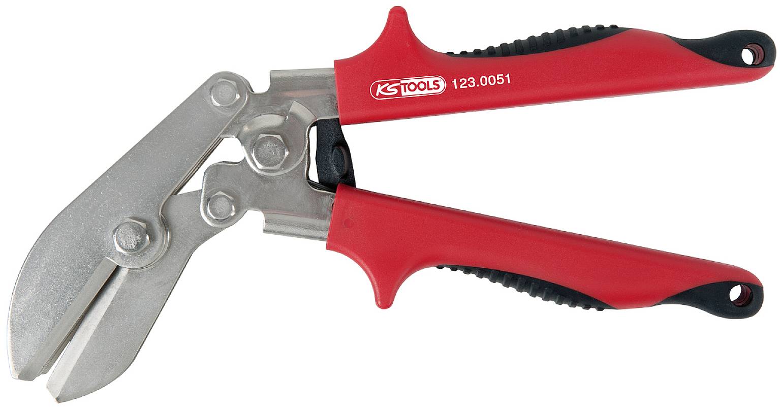 Een rode en zwarte handkniptang met rood gelakte handgrepen, geschikt voor het knippen van metaalplaten.
