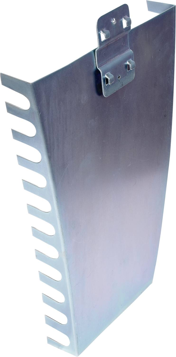 Een zilverkleurige metalen plaat met zijdelingse sleuven en bovenaan twee bevestigingsgaten; lijkt onderdeel te zijn van een machine.