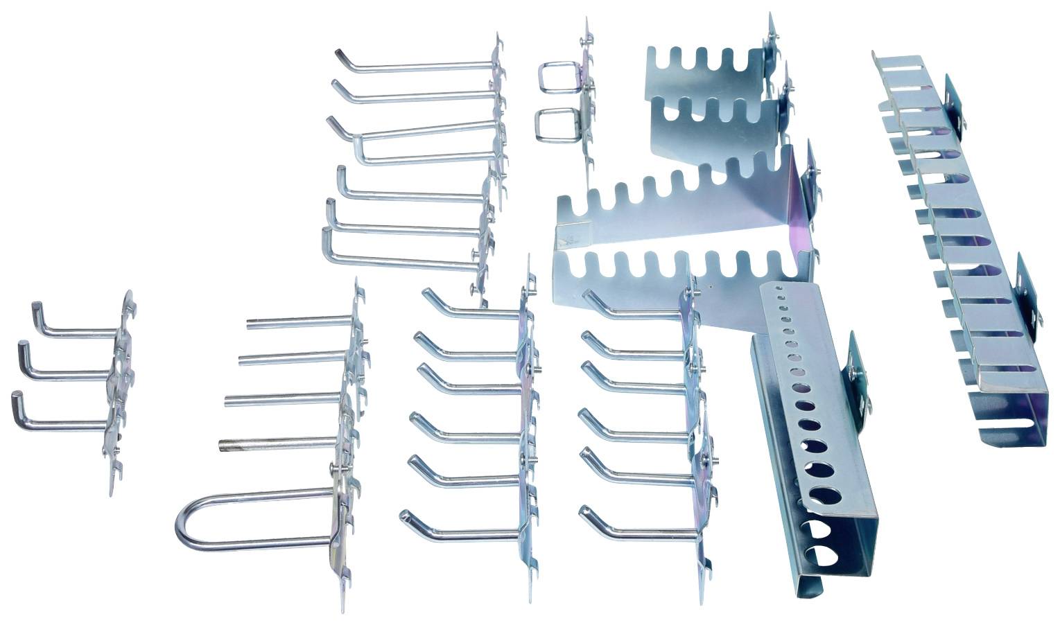 Metalen haken en bevestigingen in verschillende vormen en formaten, uitgespreid op een witte ondergrond.