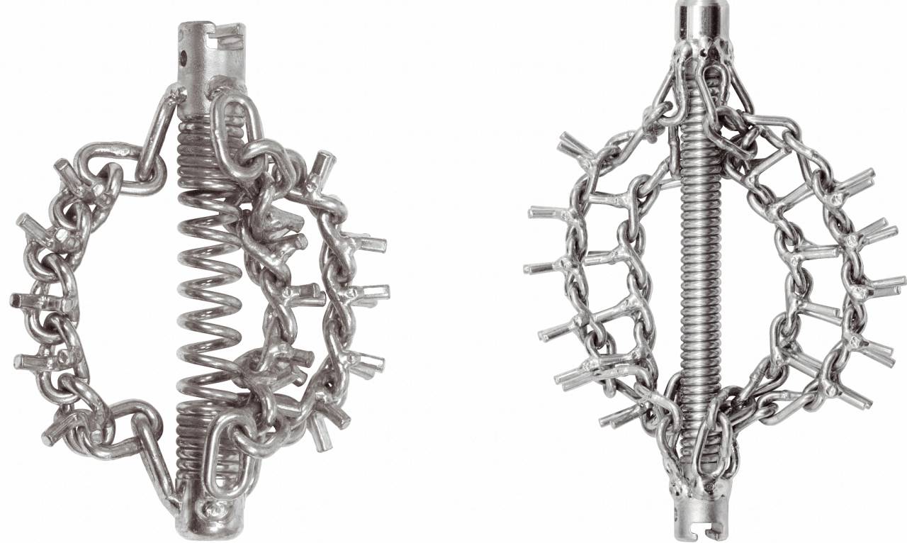 Twee metalen objecten met veren en kettingen, vermoedelijk mechanische onderdelen. Ze zijn verticaal gerangschikt en van elkaar gescheiden.
