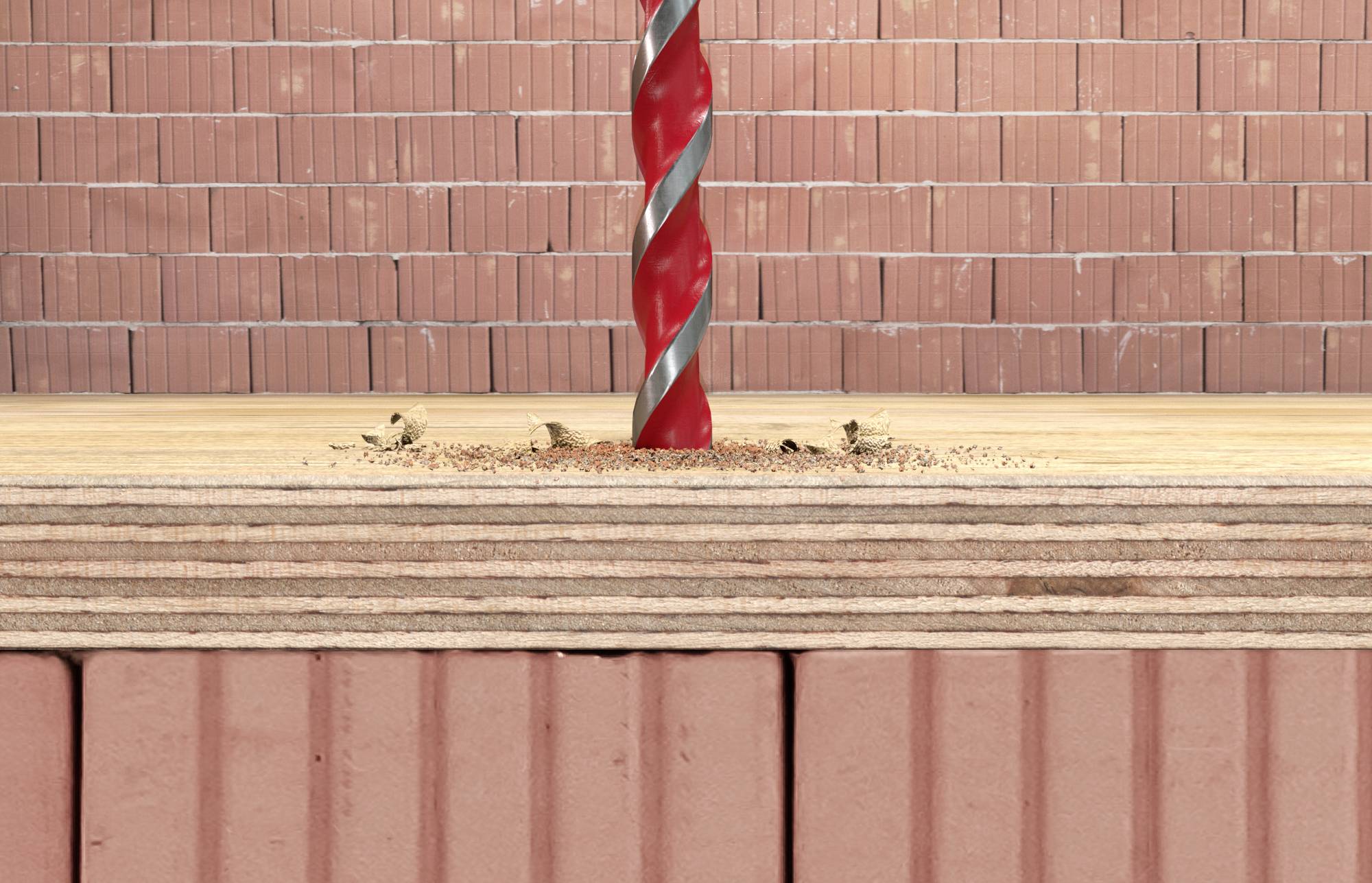 Een boor met een rood en zilver spiraalontwerp dringt door in een houten plaat, omringd door houtkrullen. Op de achtergrond zijn bakstenen te zien.