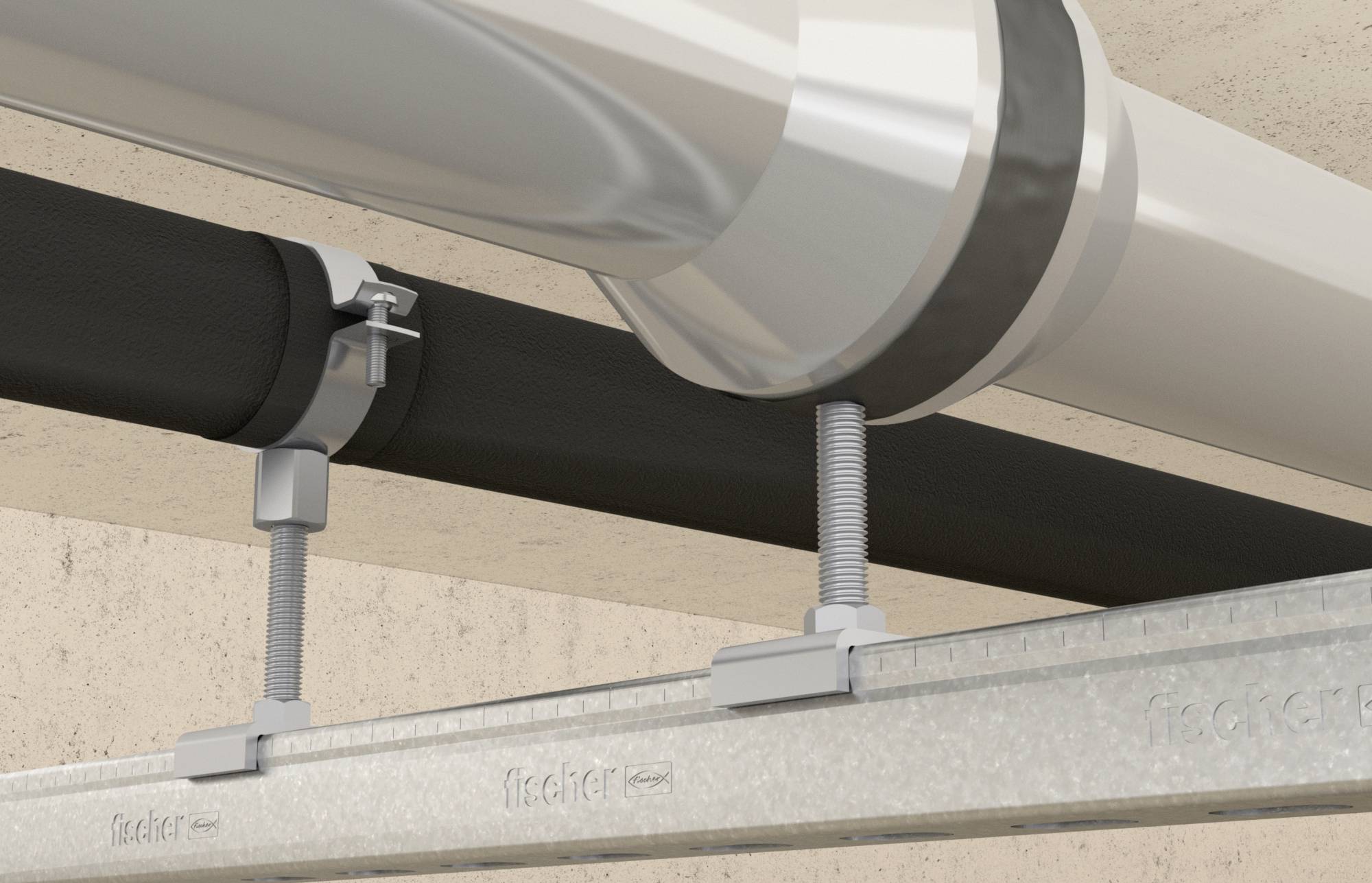 Buizensysteem met metalen bevestigingen aan het plafond. Eén buis is geïsoleerd, de andere glanst zilverachtig. Achtergrond toont een beige muur.