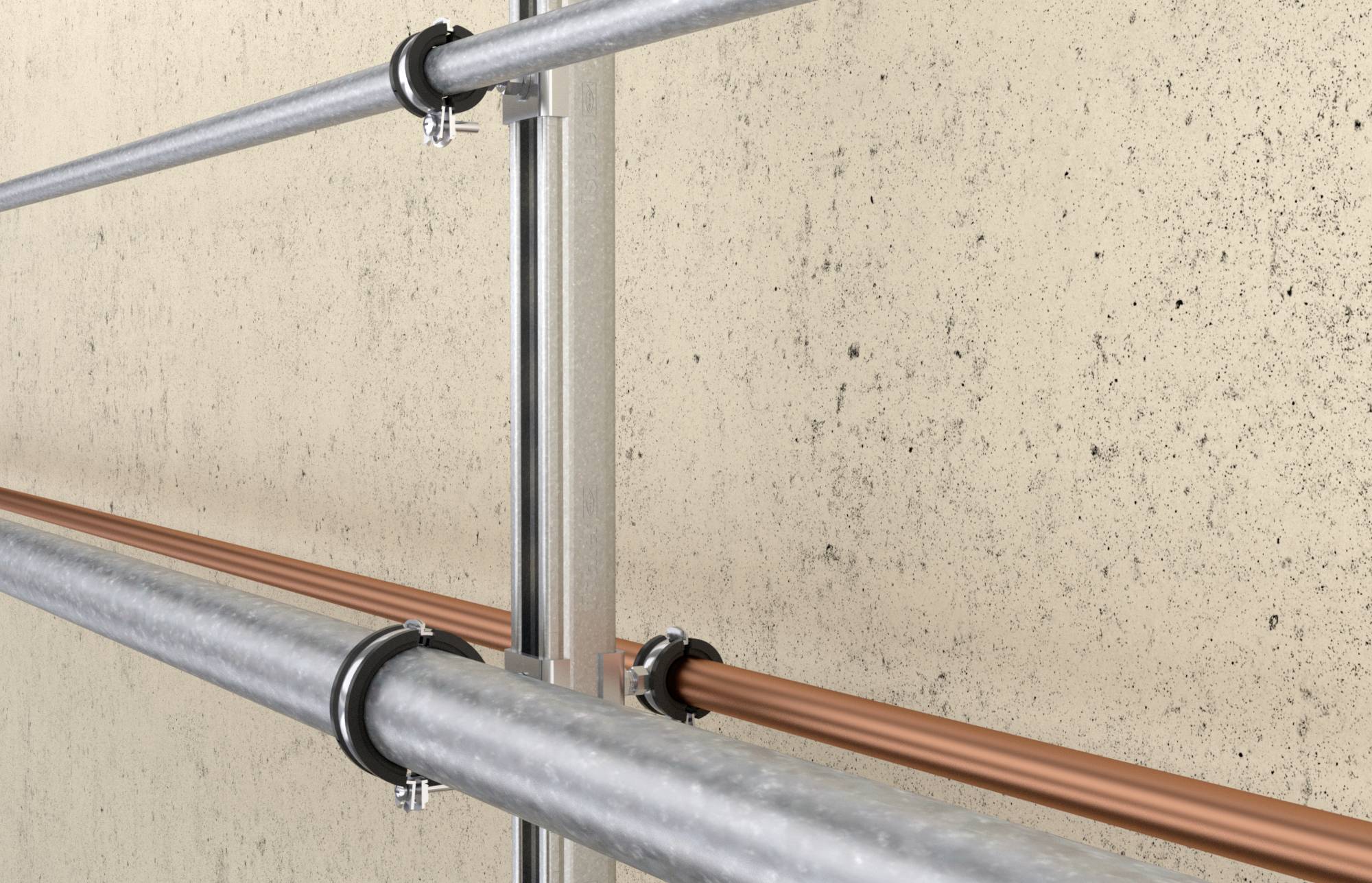 Buizen aan een betonnen muur. Twee grote zilveren buizen en een kleinere koperen buis zijn bevestigd met klemmen.