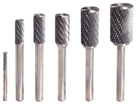 Zes verschillende roterende freespennen in oplopende grootte, van metaal met gekartelde snijkoppen.
