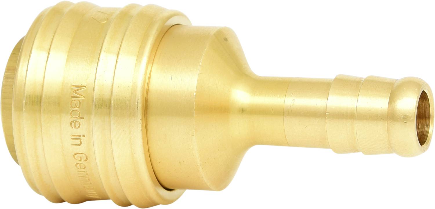 Een messing-gekleurde slangaansluiting met geribbelde nozzle, gemarkeerd met 'Made in Germany'. Geschikt voor buissysteem- of tuinslangverbindingen.